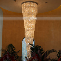 Lustre en cristal en spirale longue pour escalier, lustre pour plafond haut, projet hôtel villa escalier