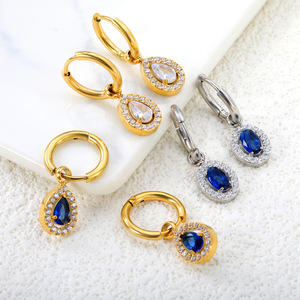 Boucles d'oreilles Huggie en alliage de zinc avec zircon, design géométrique, couleur or et argent, sertissage clos, bijoux de fête, boucles d'oreilles tendance pour femme - Product Image 1