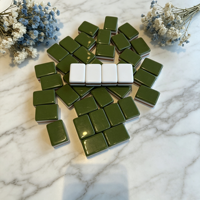 Ensemble de Mahjong américain de luxe en acrylique vert olive à 4 couches, tuiles gravées Danse du Lion chinois et Lotus avec tuiles Joker