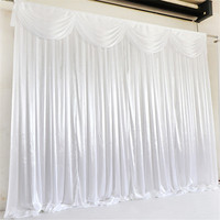 Rideaux de fond de scène en soie glacée élastiques, couleur unie rouge et blanc, style moderne et simple, pour la décoration de mariages et événements (vente en gros)