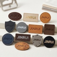 Étiquette en cuir PU personnalisée en rouleau, fabriquée en usine, avec bord découpé au laser et design écologique gaufré à chaud pour jeans