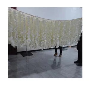 Decoração de teto de casamento, decoração com flores, miçangas e teto, flores brancas, cortinas, malha superior
