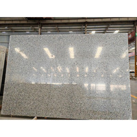 Dalle de terrazzo gris artificiel de qualité supérieure, panneau de pierre de terrazzo à copeaux fins pour revêtement de sol commercial et revêtement mural