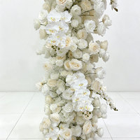 Arche de fleurs artificielles blanches de luxe, nouvelle conception personnalisée GNW, populaire pour la décoration de scène de cérémonie de mariage, de fête ou d'événement.