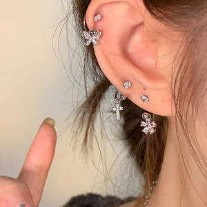 ต่างหูเม็ดเดี่ยวเซอร์โคเนียทรงลูกบาศ์กสีเงินคุณภาพสูงแบบทันสมัยสำหรับผู้หญิง - Product Image 1