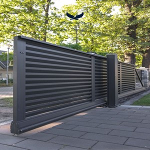 <span class=keywords><strong>Portail</strong></span> électrique en métal au design moderne avec grande porte d'entrée extérieure, clôture en aluminium <span class=keywords><strong>gris</strong></span> foncé pour allée privée - Product Image 4