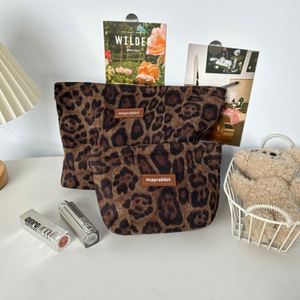 Bolsa de Cosméticos con Estampado de Leopardo en Gamuza, Estilo Moderno, Gran Capacidad, Portátil, Tamaño de Cartera, Felpa, Versátil, Bolsa de Mano - Product Image 2