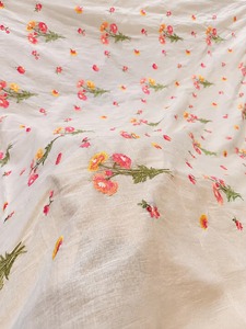 Tissu en mélange de coton doux brodé et imprimé, très demandé, pour la confection de vêtements féminins et de tenues de créateurs, disponible à la vente - Product Image 4
