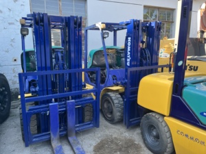 Komatsu Diesel <b>Forklift</b> 3 Ton Three Stage Mast Pneumatic Tire Seated Operation Used Indoor Flooring - Product Image 3