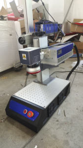 Machine de marquage laser UV à refroidissement par air 5W avec source laser Gainlaser lentille 300*300mm utilisée pour la gravure de bouteilles en verre cristal - Product Image 3