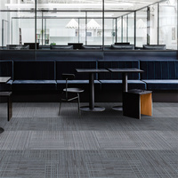 Le tapis modulaire écologique de bureau commercial couvre de tuiles le tapis démontable de Pile de boucle de support non-tissé de PE