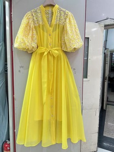 เดรสยาวปานกลางทรงหลวม ไซส์ XXL สีพื้นเรียบง่าย เป็นมิตรต่อสิ่งแวดล้อม ดีไซน์หรูหรา สำหรับผู้หญิง ฤดูร้อน แขนสั้น คอวี ผูกเชือก แต่งลูกไม้ มีซับใน สไตล์ลำลอง - Product Image 3