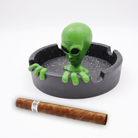 Vente en gros intéressant Accessoires pour fumeurs Home bar décoration cendriers logo personnalisé avec cendrier extraterrestre en résine unique