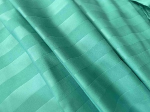 공장 아울렛 사용자 정의 침대 시트 소재 100% 폴리 에스터 고밀도 스트라이프 호텔 패브릭 롤 침구 세트 - Product Image 3