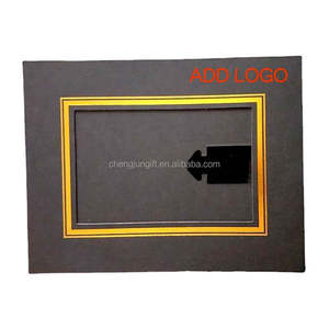 Marco de Fotos Plegable de Papel Negro y Dorado Personalizado de 4x6 con Impresión Dorada y Soporte para Recuerdo - Product Image 4