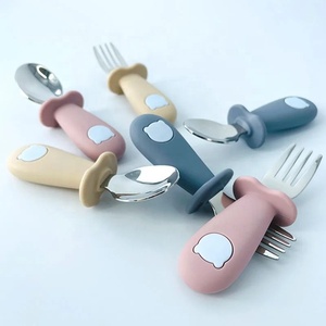 Ensemble de vaisselle de pré-alimentation en gros pour bébés, design moderne, cuillère en silicone souple, acier inoxydable et céramique - Product Image 6