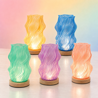 Lámpara de Mesa LED Moderna Ajustable con Base de Madera, Regulable, Alimentada por USB, Pantalla de ABS Flexible, Simple para Espacios Pequeños