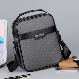 Venta al por mayor <span class=keywords><strong>de</strong></span> cuero PU <span class=keywords><strong>de</strong></span> lujo barato impermeable cuaderno <span class=keywords><strong>de</strong></span> lujo <span class=keywords><strong>de</strong></span> viaje lateral Cross Body hombres hombro mensajero bandolera Sling bolsas - Product Image 3