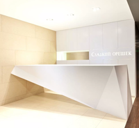 Comptoirs de réception personnalisés en surface solide pour hôtel, salon de beauté, bureau, avec éclairage LED