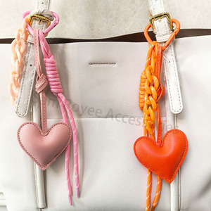 Đa-Màu Sắc PU Da Nhồi Bông Trái Tim Pendent Tình Yêu Hình Dạng Với Acrylic Chuỗi Và Nylon Dây Carabiner Thời Trang Mặt Dây Chuyền Túi Quyến Rũ - Product Image 6