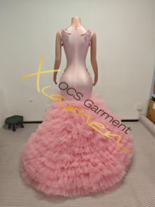 Abito <span class=keywords><strong>da</strong></span> Sposa Sirena Rosa con Strass e Strascico in Tulle Stratificato, Produzione su Ordinazione in Grandi Quantità 2025 - Product Image 6