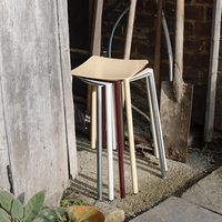 Chaise de bar haute en métal de style nordique Table d'extérieur et banc de salle à manger pour les magasins de lait de thé de café dans les cours et les terrasses