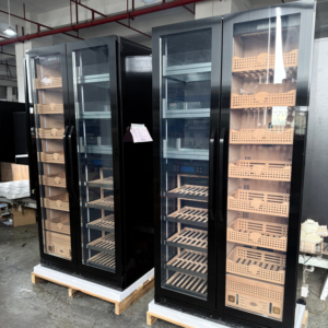 Réfrigérateur à vin et cigares avec logo personnalisé, étagères en bois inclinées en métal plat, trois zones de température et tiroirs en verre - Product Image 1