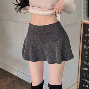 Jupe en tricot respirante style Sweetheart à taille naturelle – Mini-jupe polyvalente minimaliste de couleur unie pour femme - Product Image 4