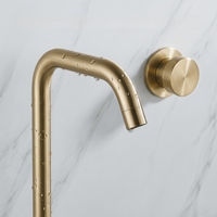 Robinet de baignoire autoportant de luxe en laiton doré brossé avec cartouche céramique et jets doux/forts/pluie