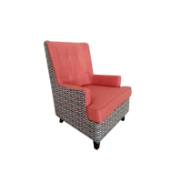 Fauteuil d'appoint contemporain et moderne pour salle à manger d'hôtel ou villa, avec dossier haut, assise côtelée rouge et revêtement rembourré, idéal pour le salon