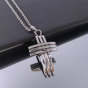 สแตนเลสสตีลจี้รูปกากบาทสำหรับผู้ชายแฟชั่นสไตล์ฮิปฮอปการออกแบบที่ทันสมัยโทนสีเงินเครื่องประดับอุปกรณ์เสริม - Product Image 1