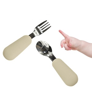 Juego de tenedor y cuchara para bebé al por mayor de fábrica, de acero inoxidable de grado alimenticio con mango de silicona, kit de cubiertos para niños pequeños. - Product Image 1