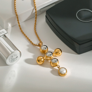 Pendentif en forme de croix bicolore or et argent avec sertissage de perle en verre, collier en acier inoxydable pour cadeau - Product Image 3