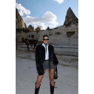 Veste en fourrure de vison noir, décoration vintage, fermeture simple boutonnage, coupe slim, avec matériau en soie et laine, motif imprimé teinté - Product Image 5