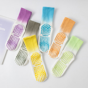 Nouveau design personnalisé Tie-Dye Yoga chaussettes femmes Design broderie Logo Pilates chaussette Fitness <span class=keywords><strong>dégradé</strong></span> Pilates Grip chaussettes - Product Image 1