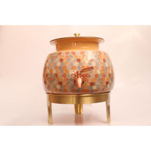 หม้อทองแดงพรีเมียมขนาด 11 ลิตร พร้อมขาตั้งทองเหลือง ฝาปิดแบบก๊อกน้ำ ดีไซน์ 3 มิติ ตกแต่งด้วยทองคำ งานฝีมือประณีต - Product Image 3
