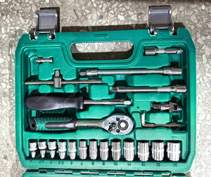 Kit d'outils de réparation automobile 46 pièces de haute qualité avec mallette rigide, idéal pour la maison et les véhicules, comprenant clés et douilles - Product Image 3