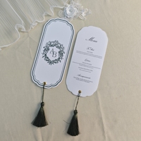Carte de menu de mariage personnalisée découpée sur mesure avec logo monogramme couple et pompon pour la décoration de table de banquet de mariage