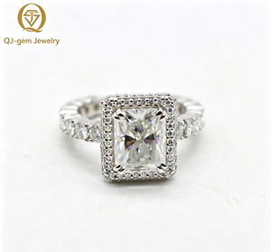 Anillo Halo Radiante de la Serie Clásica de Lujo, Diamante Cultivado en Laboratorio con Corte Radiante de Platino, Color D, Claridad VVS, Personalizado para Boda - Product Image 1
