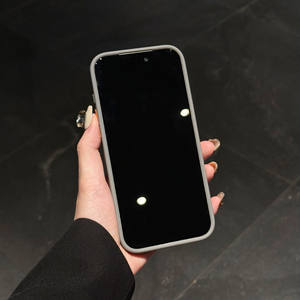 Funda Acrílica Minimalista en Tono Oscuro con Efecto Arena, Compatible con iPhone 15 16 17 PM, Marco de Color Leche para Cable, Protección para 13/14 - Product Image 6