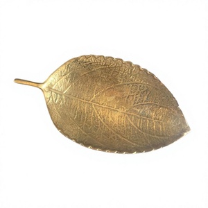 Plat de service en aluminium couleur or en forme de feuille pour fruits secs, ustensile de cuisine, plateau de service personnalisable en taille et forme pour bonbons et noix - Product Image 1