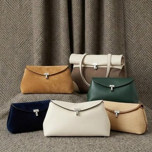 Pochette de soirée en cuir de qualité supérieure pour femmes, au style sophistiqué, idéale pour les mariages et les soirées, disponible à la vente - Product Image 1