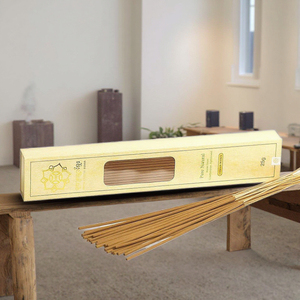 Vente en gros de bâtons d'encens en bambou Oud avec parfum doux, emballage personnalisé d'encens en bois d'agar fait à la main pour usage religieux - Product Image 1