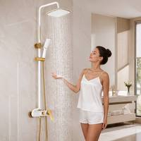Ensemble de robinetterie de douche moderne blanc et laiton doré, système de douche mural à effet pluie avec douchette à main et bec de baignoire élégant