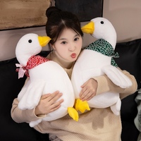 Großhandel Weißes Enten-Plüschtier mit Retro-Bedrucktem Bandana Weiches Stehendes Gänse-Kuscheltier Plüschpuppe für Heim-Sofa-Deko Geschenk