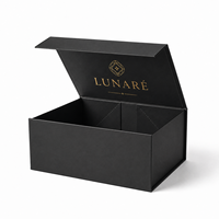 Nouvelle boîte cadeau rigide en carton de luxe, pliable, magnétique, avec grand logo en relief, revêtement UV haut de gamme, design personnalisé