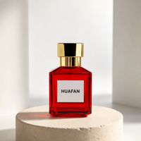 Flacon de parfum carré en verre rouge de luxe 70 ml avec bouchon en métal doré, autocollants personnalisés, marquage à chaud doré et emballage