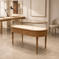 Vitrine à bijoux en bois naturel courbé sur mesure avec verre trempé et éclairage LED pour les magasins de détail