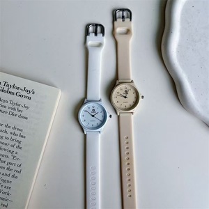 Este reloj está diseñado para hombres y mujeres, especialmente para estudiantes de secundaria, y presenta un diseño sencillo y cremoso, adecuado para todos. - Product Image 4