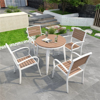Ensemble de table et de chaises de jardin en plastique résistant et imperméable, idéal pour les petits espaces, les jardins, les cours, protection contre le soleil